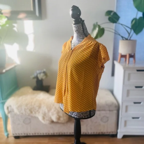🏷️ 4/$25 Anthro Style Marigold Mustard Polka Dot Cap Sleeve Blouse Top - Picture 6 of 7